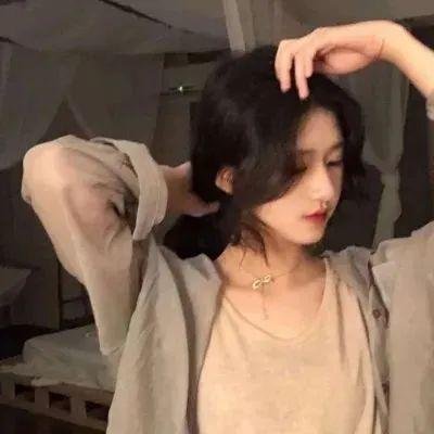 戴流苏耳环的少女 封面